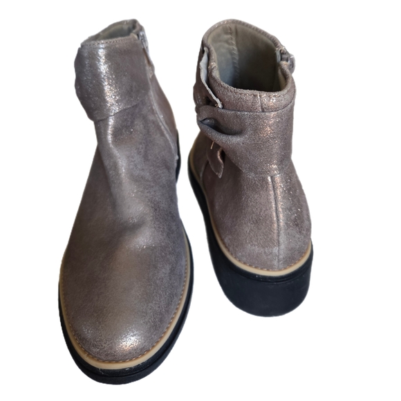 CLARKS SHARON SALON BOW PEWTER METALLIC ANKLE BOOTS SIZE 7.5 NWOT - Picture 3 of 7